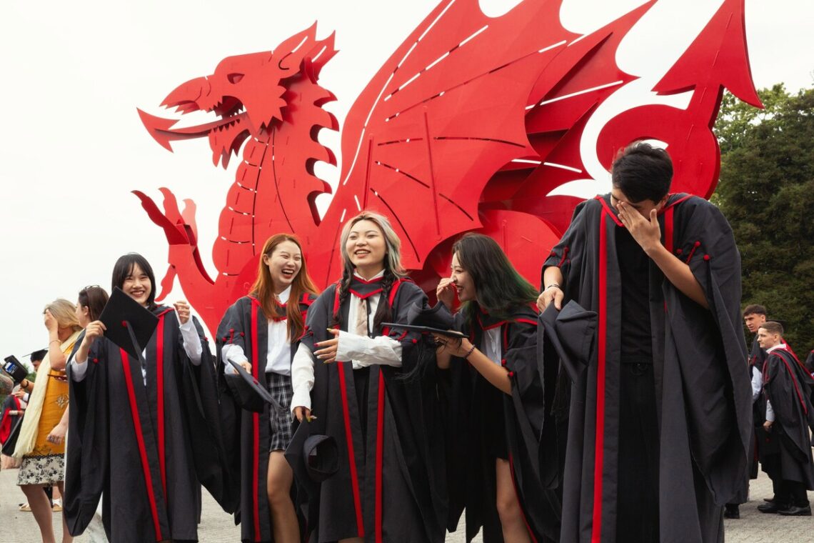 Săn Học Bổng Du Học – Đại Học University of South Wales