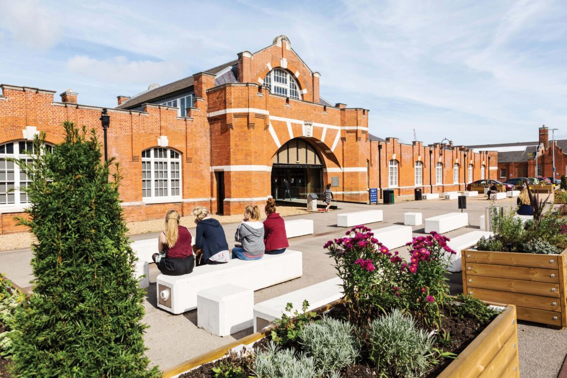 Du học Anh giá cả phải chăng với Trường Đại học Canterbury Christ Church University